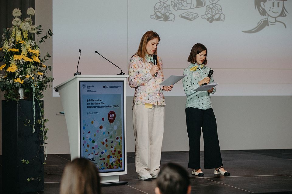 Ricarda Scholz-Kuhn und Lisa Biechele beim Vortragen