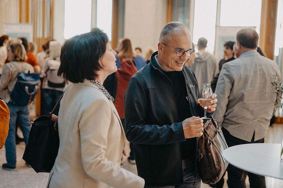 Gespräche beim Apéro