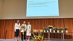 Foto Absolvent*in mit Direktion IBW