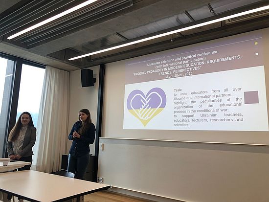 Bild zweier Doktorandinnen vor ihrer Präsentation