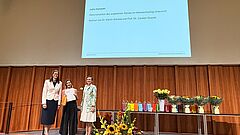 Foto Absolvent*in mit Direktion IBW