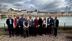Gruppenbild mit der Delegation am Rheinufer in Basel
