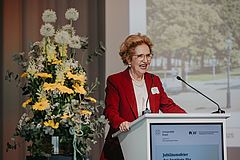 Uni-Rektorin Schenker-Wicki beim Sprechen des Grusswortes