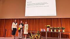Foto Absolvent*in mit Direktion IBW