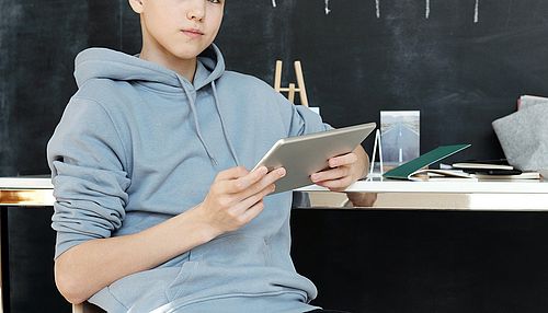 Junge mit Ipad in der Schule