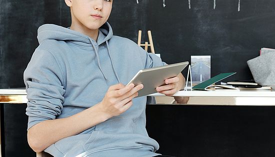 Junge mit Ipad in der Schule