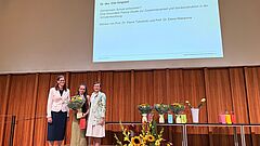 Foto Absolvent*in mit Direktion IBW