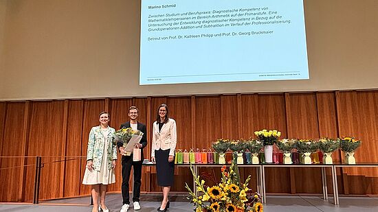 Foto Absolvent*in mit Direktion IBW