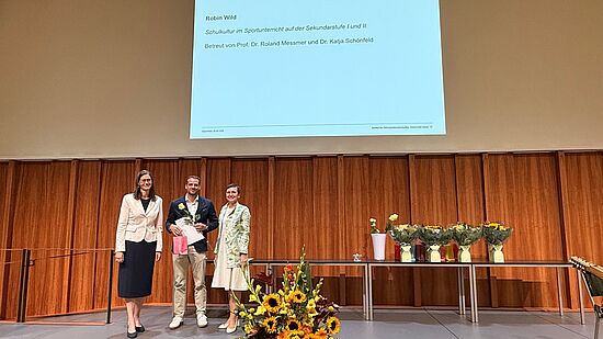 Foto Absolvent*in mit Direktion IBW