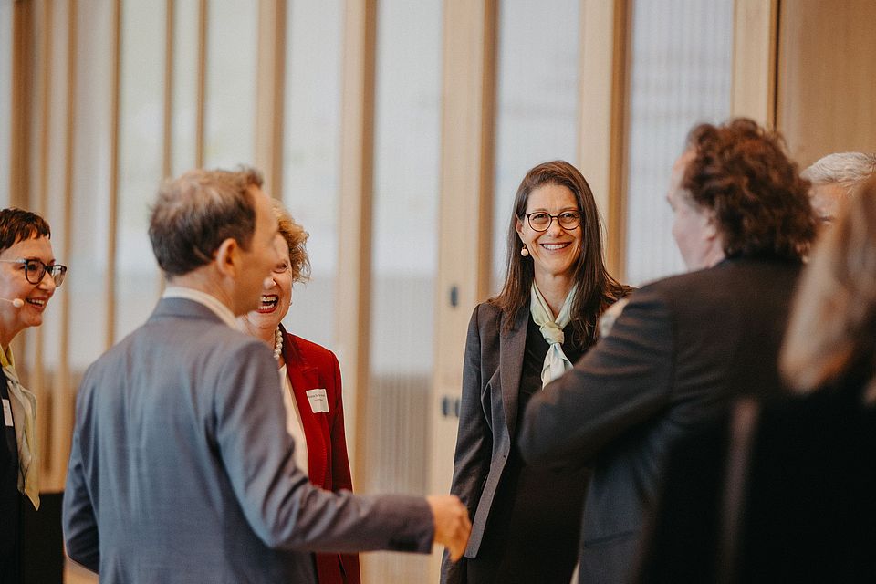 Begruessung vor der Feier vor der Aula